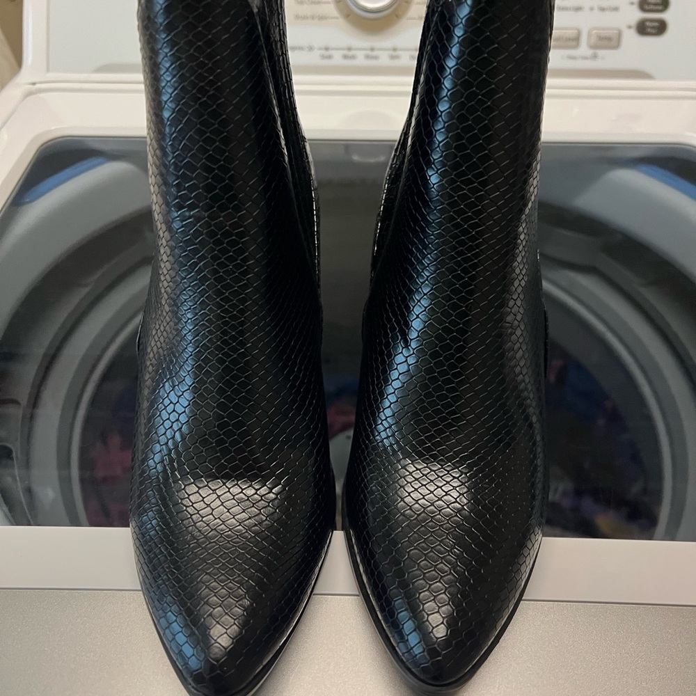 Black Textured Women's Ankle Boots